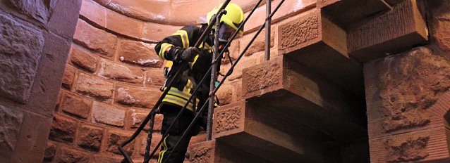 Bild: Feuerwehrleute st&uuml;rmen Kyffh&auml;userdenkmal