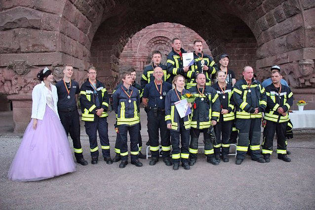 Bild: Feuerwehrleute st&uuml;rmen Kyffh&auml;userdenkmal