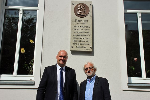 Bild: Liszt-Gedenktafel in Sondershausen enth&uuml;llt