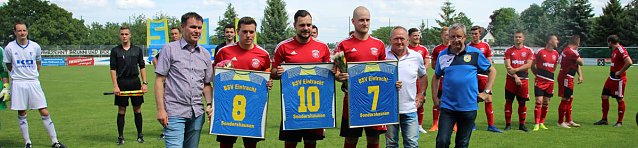 Bild: Spieler und Schiedsrichter verabschiedet