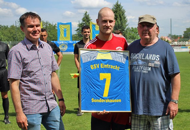 Bild: Spieler und Schiedsrichter verabschiedet