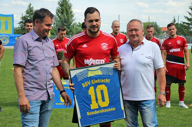Bild: Spieler und Schiedsrichter verabschiedet