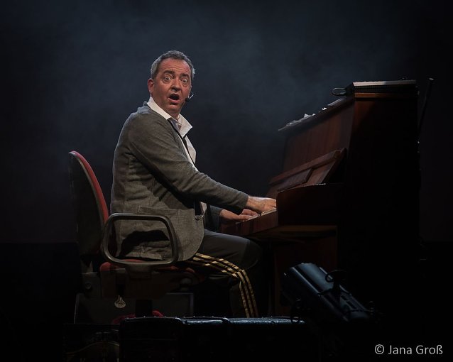 Bild: Ein Mann allein am Klavier
