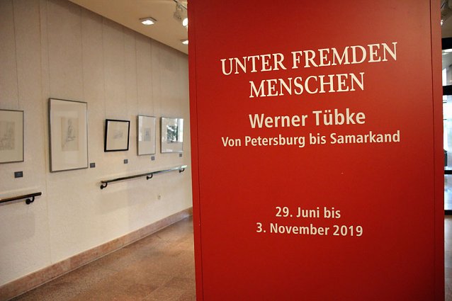 Bild: Unter fremden Menschen unterwegs