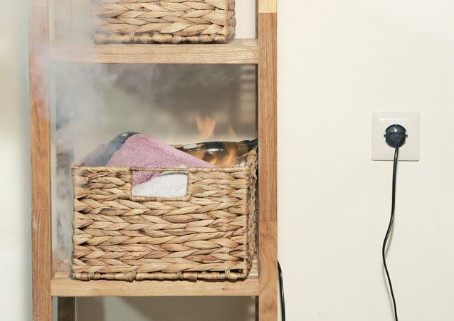 Bild: Der Haartrockner schaltet sich im Badezimmer von selbst ein, und im Wohnzimmer schwimmen M&ouml;bel: Die Wahrscheinlichkeit eines Brand- oder Wasserschadens w&auml;hrend des Urlaubes kann man mit einfachen Mitteln reduzieren. 
