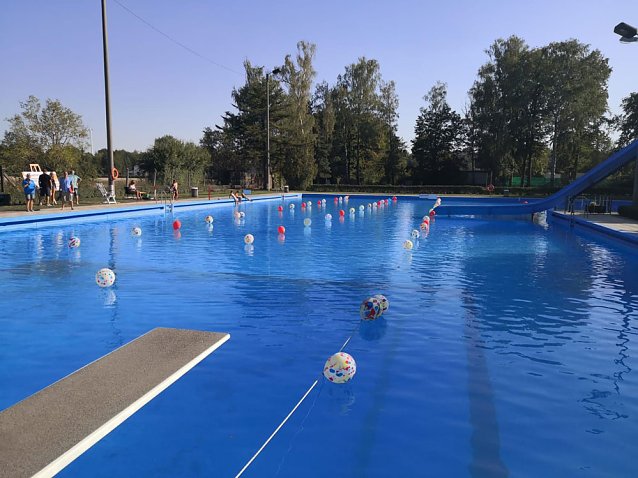 Bild: Benefizschwimmen im Greussener Freibad