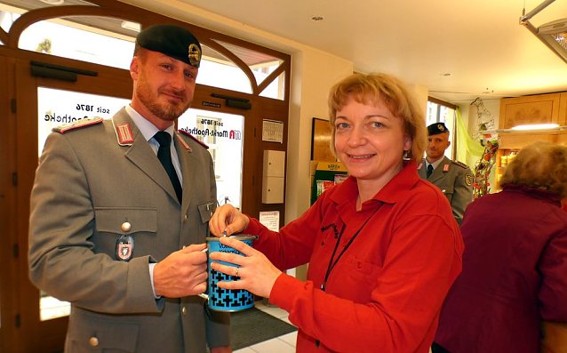 Bild: Soldaten sammeln f&uuml;r die Kriegsgr&auml;berf&uuml;rsorge
