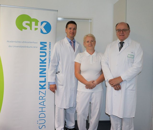 Bild: v.l.: Oberarzt A. Gollesch, Stationsleitung Y. Gro&szlig;er, Chefarzt PD Dr. med. H. Gebhardt