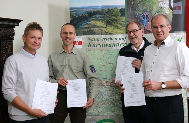 Bild: Dr. J&uuml;rgen Pusch, Leiter der Naturparkverwaltung, Gerd Thomsen, Leiter des Forstamts Bleicherode-S&uuml;dharz, Andreas Heise, Vorsitzender des F&ouml;rdervereins Karstwanderweg im Landkreis Nordhausen und Landrat Matthias Jendricke