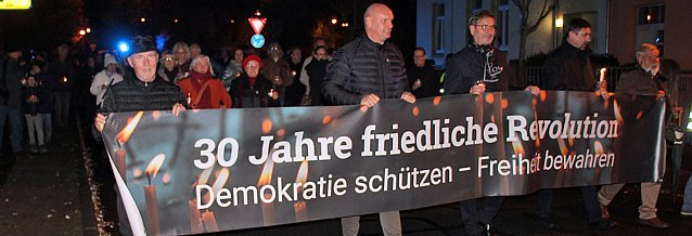 Bild: Friedensgebet mit Friedensmarsch