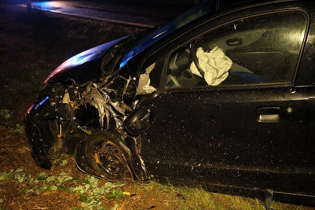 Bild: Rentnerin mit Auto gegen Baum geprallt