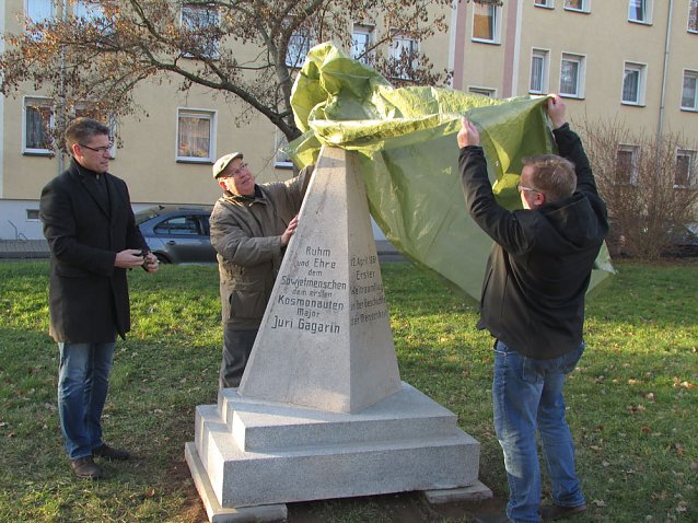 Bild: Sanierter Juri-Gagarin-Stein ziert wieder das Arterner Stadtbild
