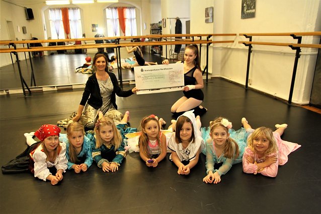 Bild: Tanzstudio Radeva spendete f&uuml;r den F&ouml;rderverein des Theaters