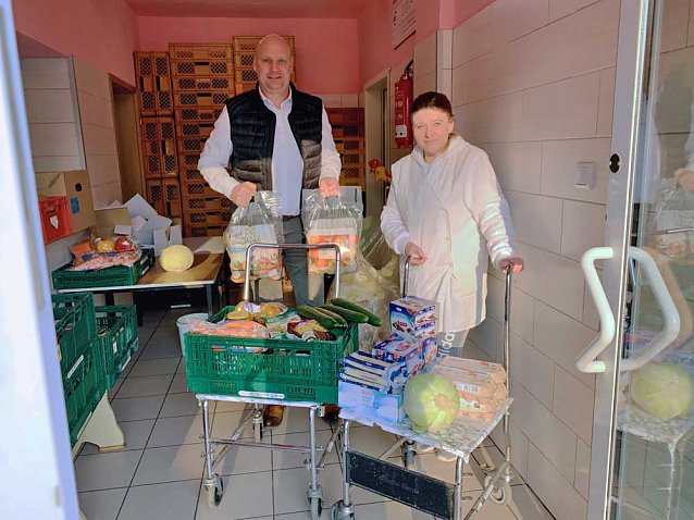 Bild: Spende an die Sondersh&auml;user Tafel