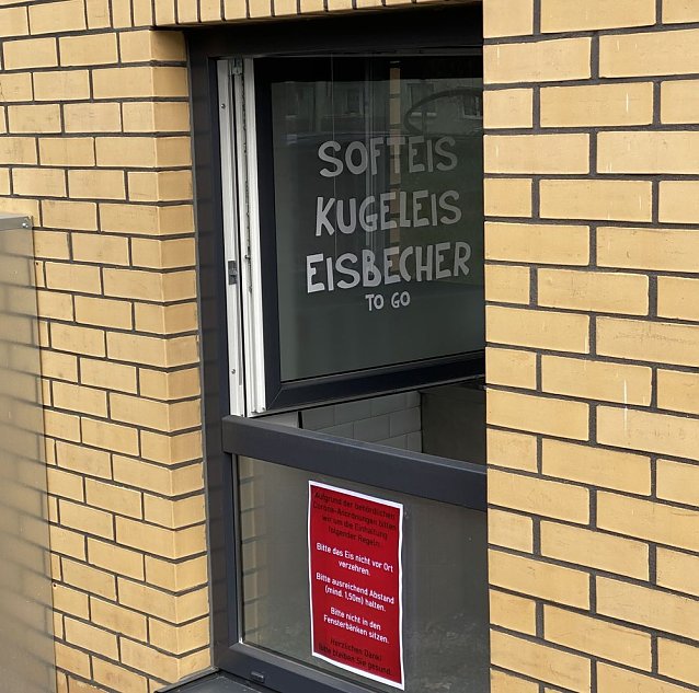 Bild: CORONA-REGELN beim Stra&szlig;enverkauf von Eis und Bratwurst