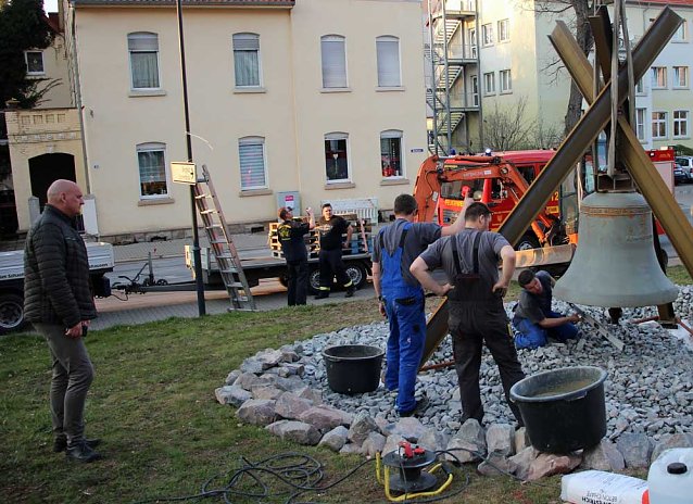 Bild: Ged&auml;chtnisglocke aufgestellt