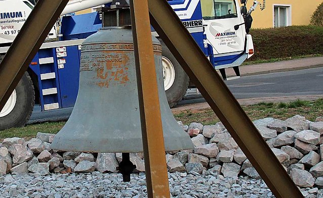 Bild: Ged&auml;chtnisglocke aufgestellt