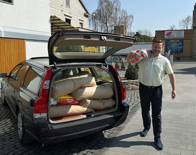 Bild: Futterspende f&uuml;r Kleine Wartburg