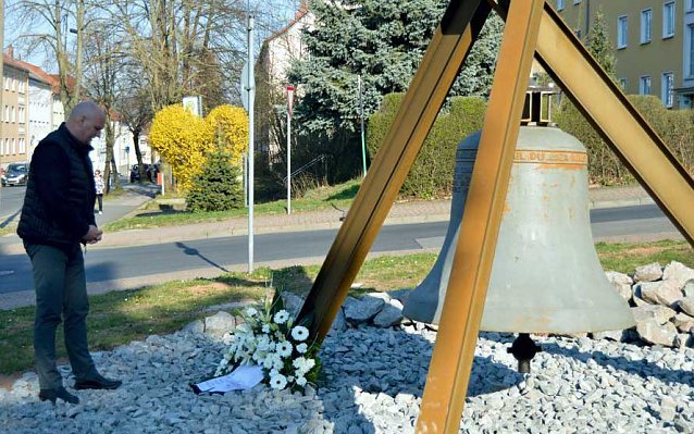 Bild: Blumengebinde im Gedenken der Bombardierung
