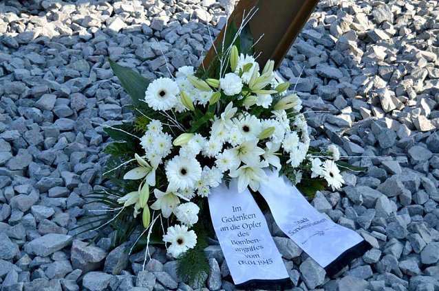 Bild: Blumengebinde im Gedenken der Bombardierung