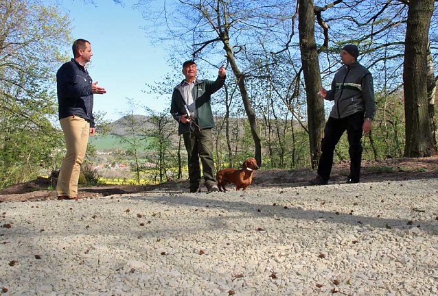 Bild: Sanierter Forstweg &uuml;bergeben