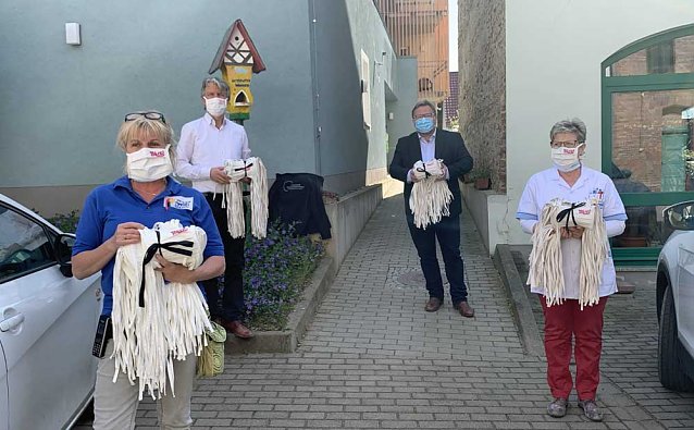 Bild: Weitere Masken &uuml;bergeben