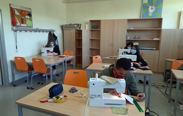 Bild: Sch&uuml;ler n&auml;hen im Praxisunterricht Masken
