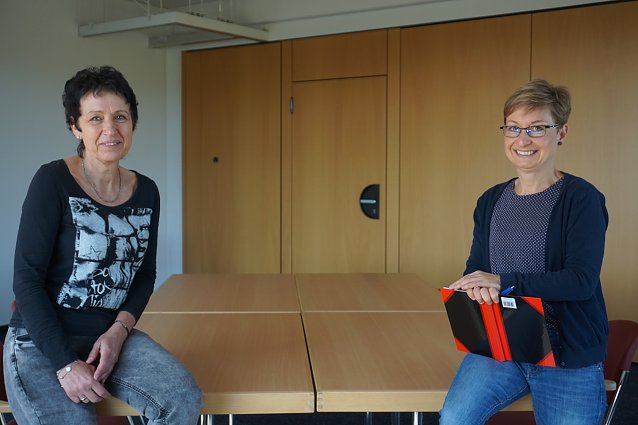 Bild: Simone Kaufmann vom Sondersh&auml;user BIC (links) im Gespr&auml;ch mit Susanne Schedwill