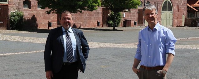 Bild: Theaterintendant Daniel Klajner (rechts) und Heringens B&uuml;rgermeister Maik Schr&ouml;ter wollen wieder etwas Kultur unter die Leute bringen. Trotz Corona.