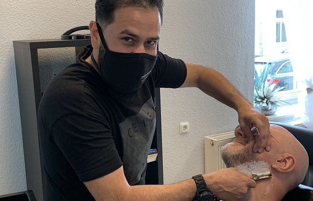 Bild: Barbierbesuch ist Vertrauenssache. Omar ist aber kein Sweeney Todd