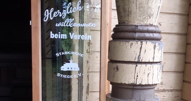 Bild: Neue Fensterrahmen in der Stabkirche