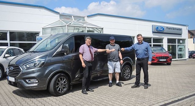 Bild: Neues Auto f&uuml;r neuen Trainer: Silvio Beer (Mitte) bei den Vereinspartnern 