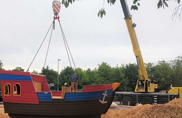 Bild: PLAYMOBIL-Aktivschiff leget in Greu&szlig;en an Am Montagvormittag hat in der Kita Sonnenk&auml;fer von Greu&szlig;en ein Piratenschiff angelegt...  .. und wartet nun auf seine Besatzung. Das neue Schiff ist ein einzigartiges Spielger&auml;t der Stiftung Kinderf&ouml;rderung von Playmobil, das die motorische Entwicklung von Kindern f&ouml;rdert und in Au&szlig;enanlagen von Kindereinrichtungen f&uuml;r Bewegung, Spielspa&szlig; und jede Menge Ab