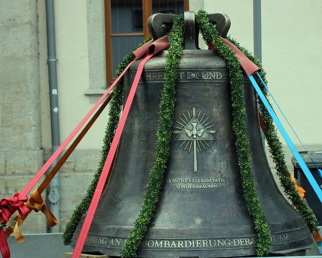 Bild: Zwei neue Bronzeglocken werden eingebaut