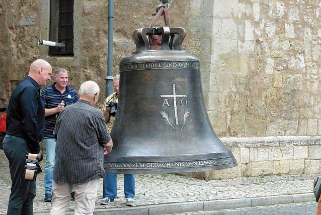 Bild: Zwei neue Bronzeglocken werden eingebaut