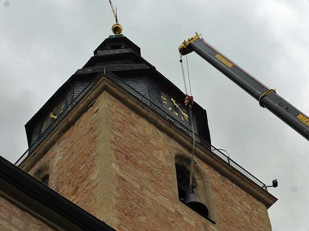 Bild: Zwei neue Bronzeglocken werden eingebaut