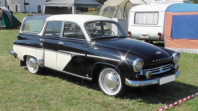 Bild: Ein blitzender und blinkender Wartburg 311