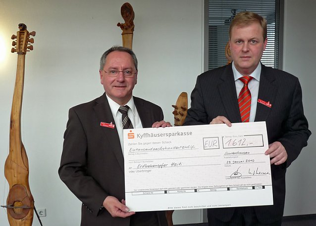 Bild: Spende der Sparkassenmitarbeiter f&uuml;r Haiti