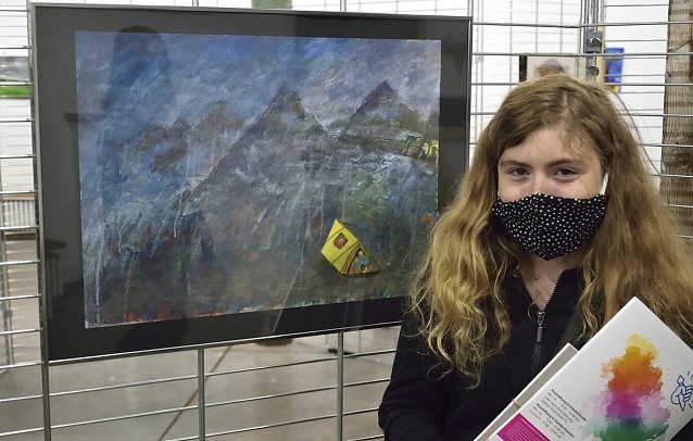 Bild: Ronja kankowiak vor ihrem Bild