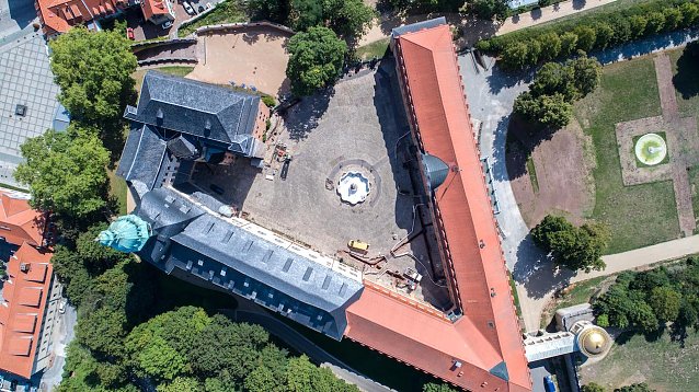 Bild: Schloss Sonderhausen, Schlosshof mit teils wieder verf&uuml;llten Gr&auml;ben im Herbst 2019