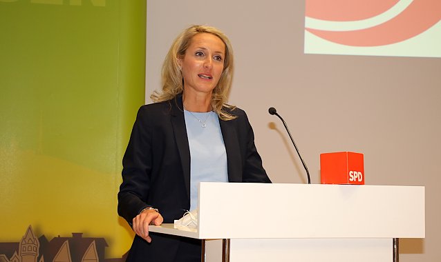 Bild: Anne Bressem bei ihrer Bewerbungsrede vor den Delegierten