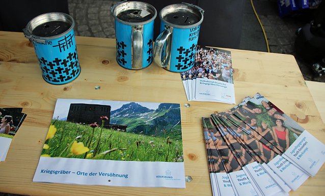 Bild: Traditionelle Sammlung f&uuml;r Kriegsgr&auml;berf&uuml;rsorge