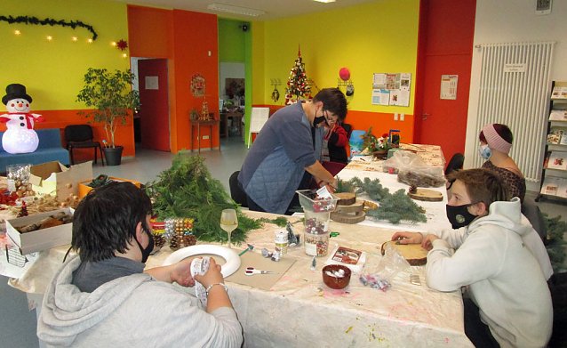 Bild: Weihnachtsgestecke gebastelt