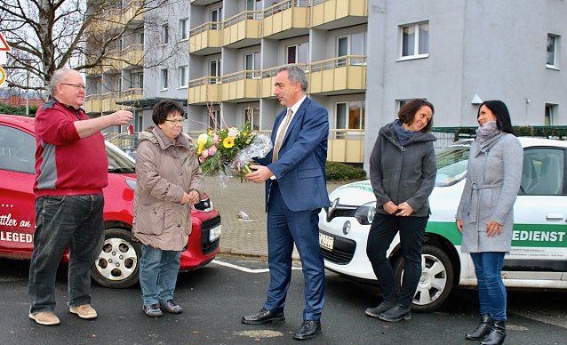 Bild: v.l. Olaf Schettler, Ulrike Schettler, Gesch&auml;ftsf&uuml;hrer Volkssolidarit&auml;t Saale-Kyffh&auml;userkreis Dirk J&uuml;rgens, Tagespflegeleitung Katrin Bienias Pflegedienstleiterin Ivonne Kraft