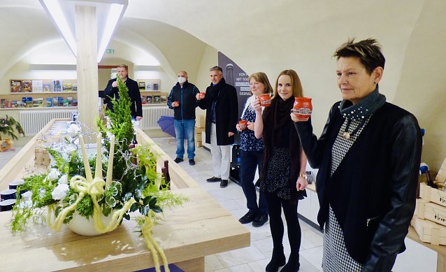 Bild: Zur Er&ouml;ffnung der Tourist � Information am neuen Standort wurden gleich die neuen Souvenirs � die Frankenh&auml;user Gl&uuml;hweintassen � eingeweiht. Die Tassen gibt es ab sofort zu kaufen.