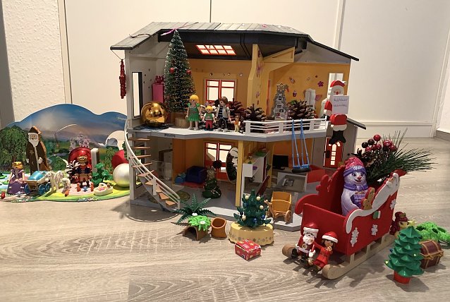 Bild: Familie Hause im Advent
