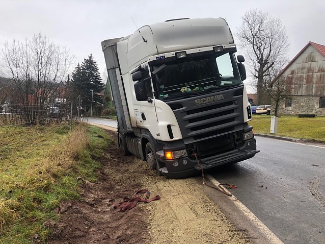 Bild: Im Sondersh&auml;user Stadtteil Strau&szlig;berg rutschte erneut ein Lkw in den Stra&szlig;engraben