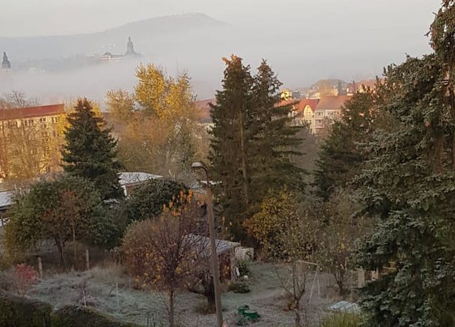 Bild:  Blick vom Hasenholz &uuml;ber die Stadt bei Nebel im Advent. 