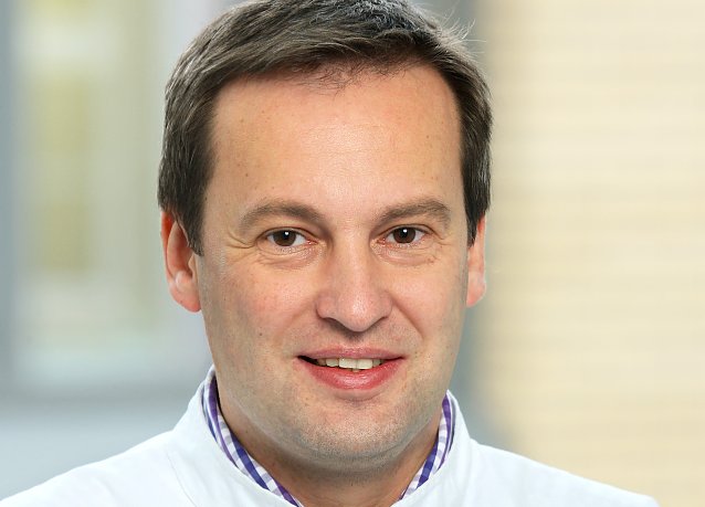 Bild: Chefarzt Dr. Andreas Birke nennt die h&auml;ufigsten Gr&uuml;nde f&uuml;r das Auftreten von R&uuml;ckenschmerzen und gibt Tipps zu Vermeidung.