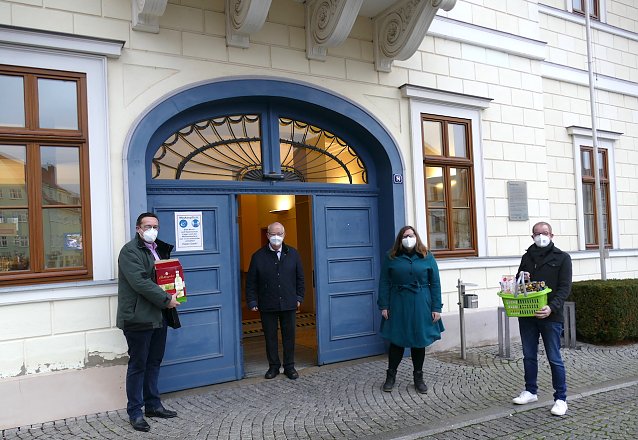 Bild: SPD-Kreistagsfraktion und Steffen Lupprian &uuml;bergab Geschenke an den Verwaltungsleiter Dr. Thiele (2.vl.) und an Frau Naylor (3.vl.)